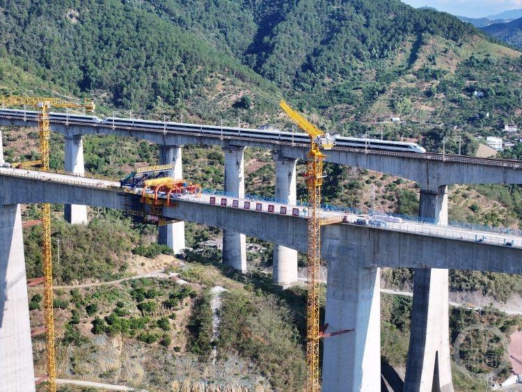 又一个国内在建高铁之最！新渝万高铁蔡家沟双线特大桥成功合龙
