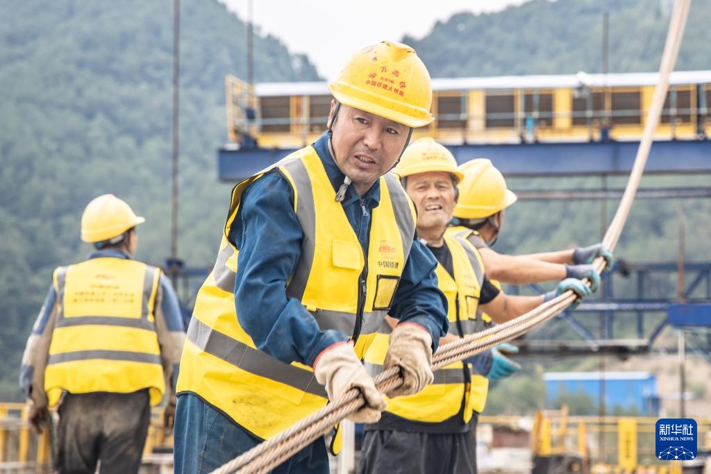 渝万高铁蔡家沟双线特大桥合龙