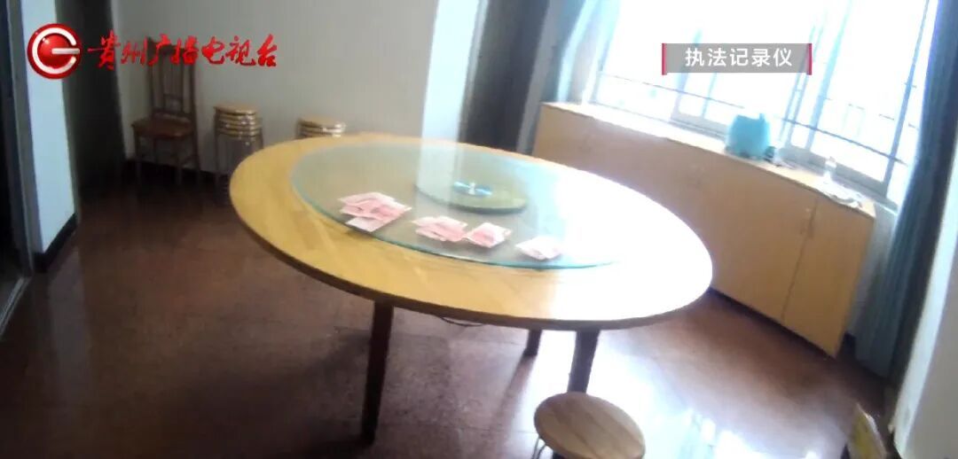 贵阳一业主懵了！家门口莫名出现4000元现金！了解真相后，大家都动容了...