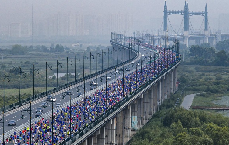3.5万人创历史之最 激情哈马热力开跑