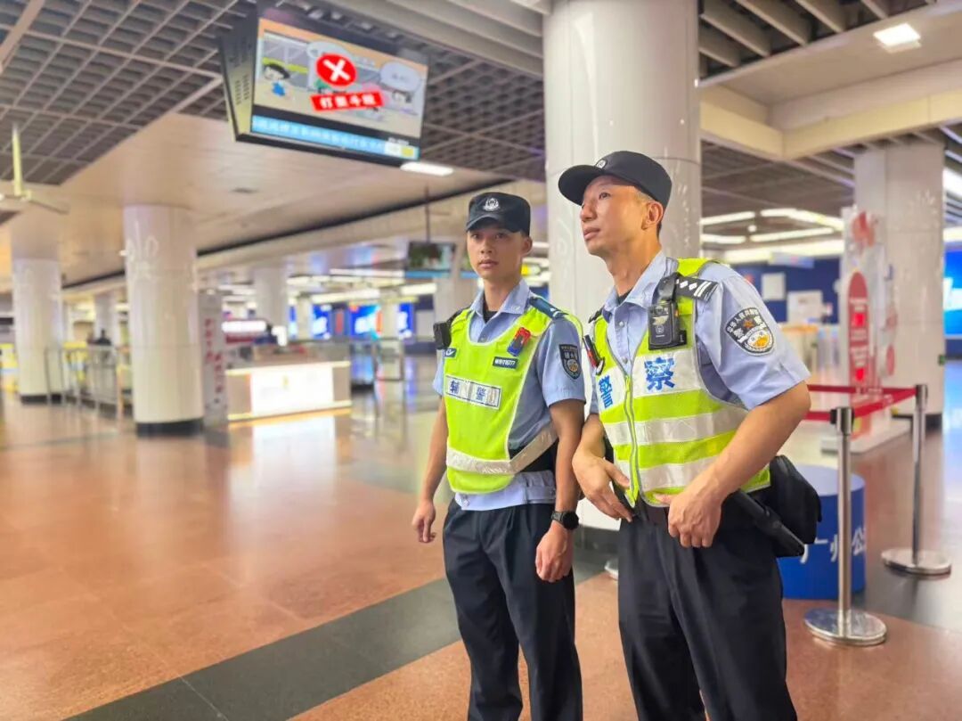 “救人是我的本能反应”！儿童被海浪卷走危在旦夕，广州一休假民警冲入大海救人