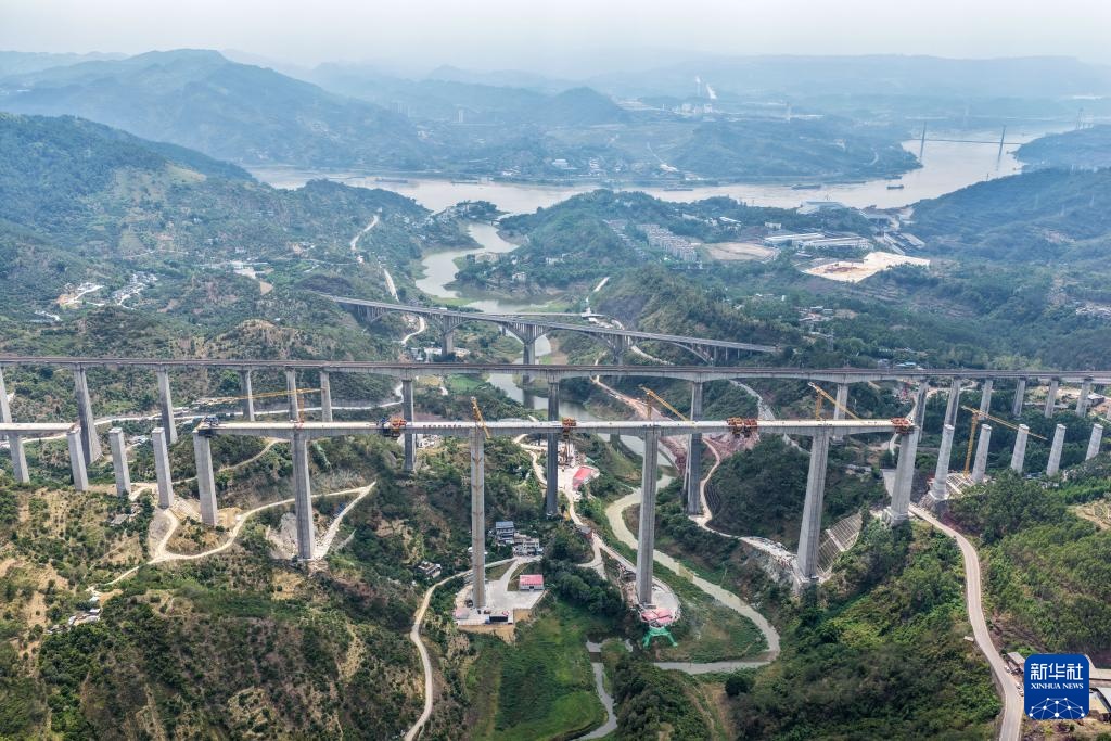 渝万高铁蔡家沟双线特大桥合龙