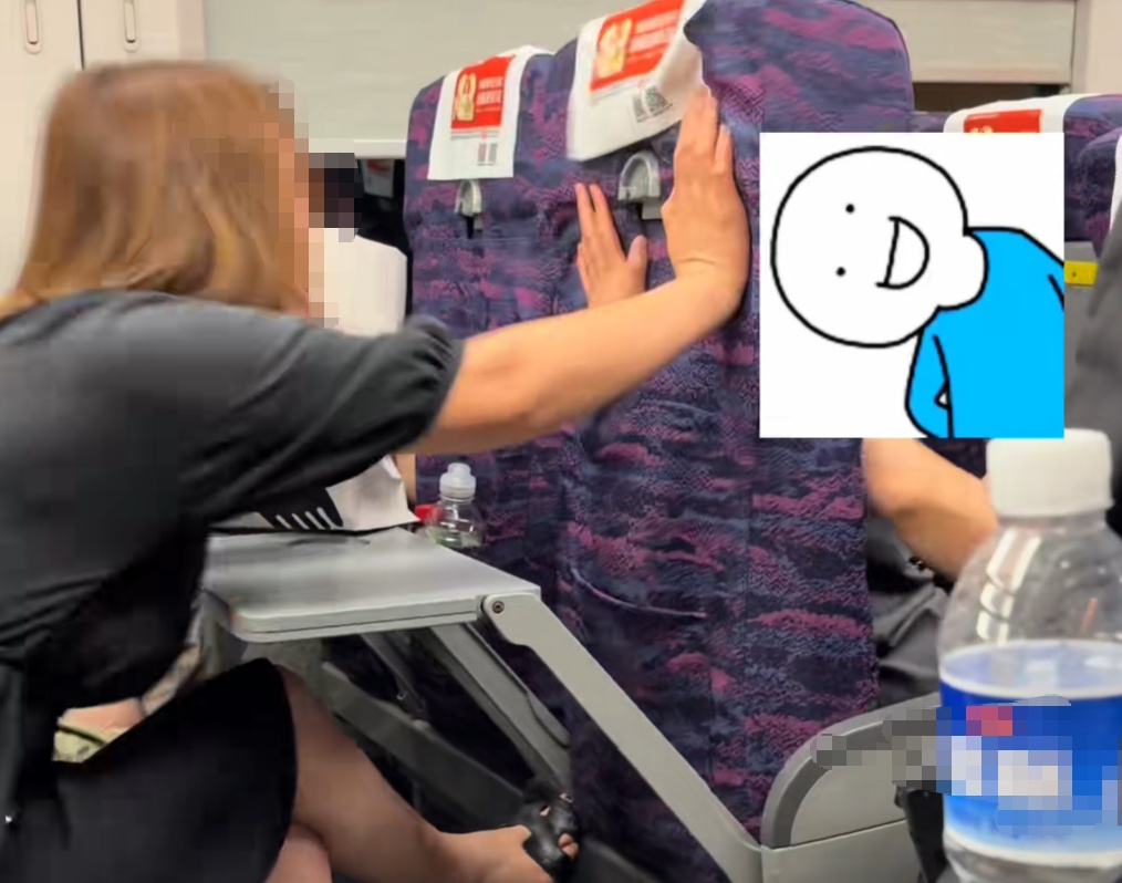 事发高铁,后排女子疯狂踢踹椅背!12306回应 事发高铁,后排女子疯狂踢踹椅背!12306回应