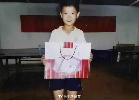 孙颖莎加入国家队10周年晒手捧蛋糕照：开学了，继续向前