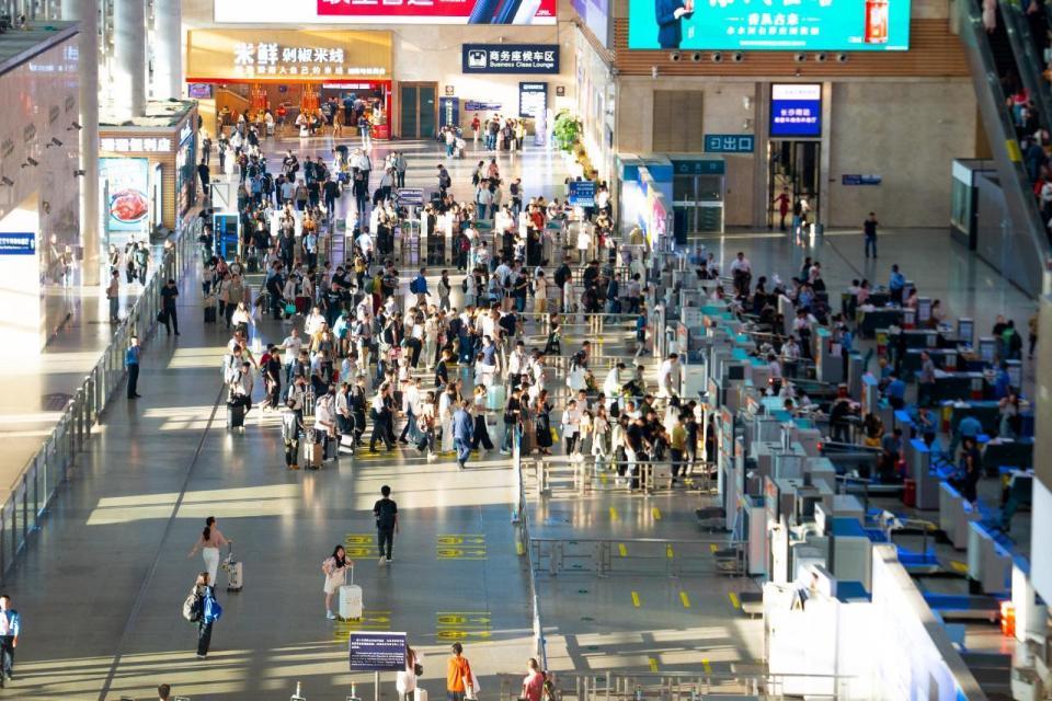 暑运客流突破历史峰值!长沙南站管内18站2025暑运旅客发送量2019.8万人次 暑运客流突破历史峰值!长沙南站管内18站2025暑运旅客发送量2019.8万人次