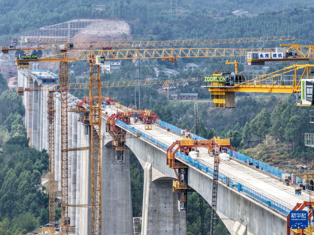 渝万高铁蔡家沟双线特大桥合龙