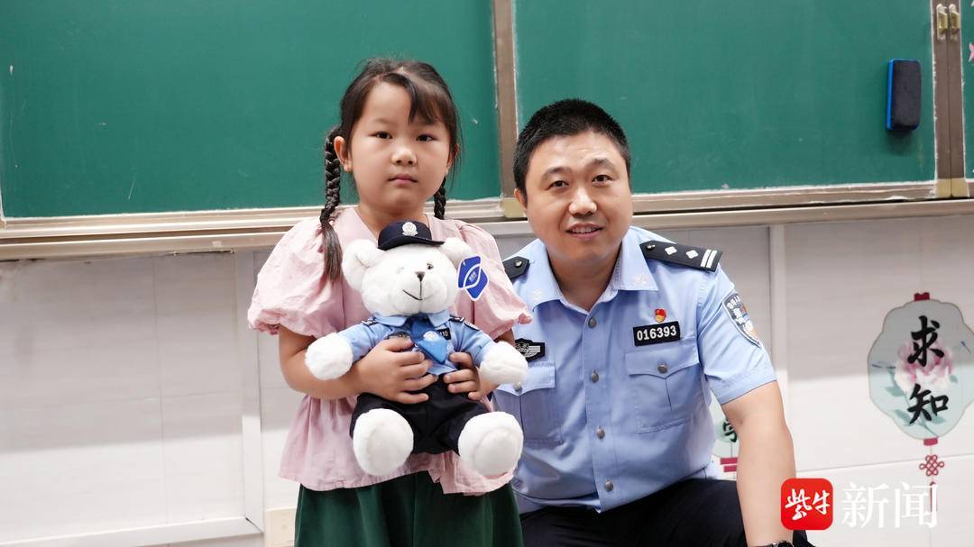 七岁女童拾金不昧 民警开学日送特殊“成长礼”