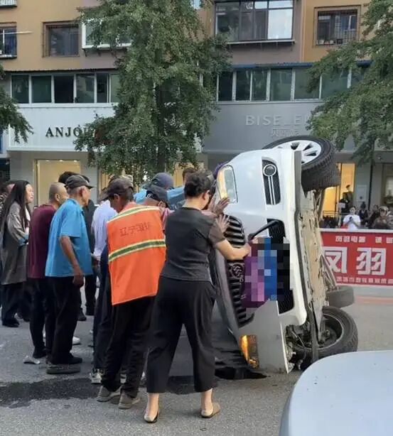 超燃！辽宁街头，男女老少从四面八方冲了过去……