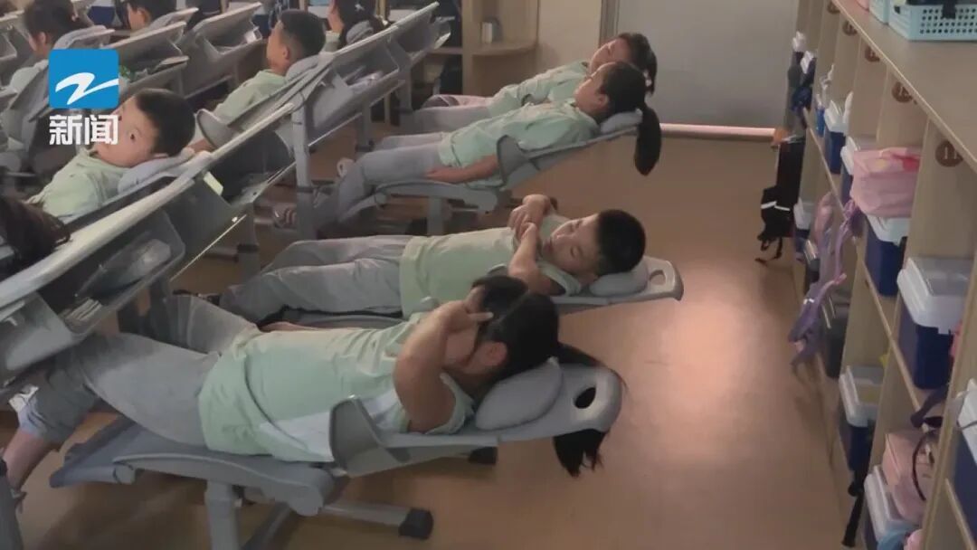 教室秒变午休室！杭州投入超8万套“躺睡”课桌椅