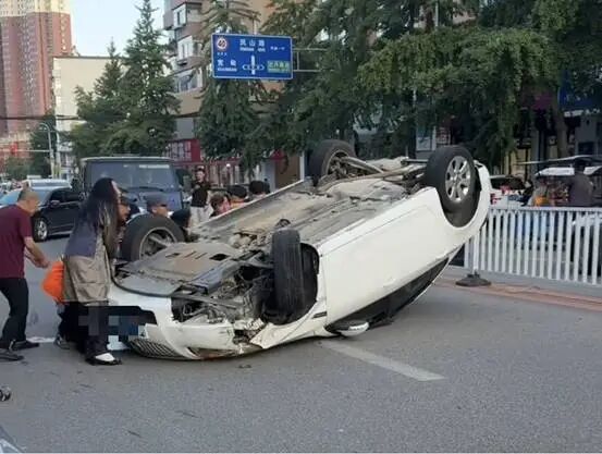 超燃！辽宁街头，男女老少从四面八方冲了过去……
