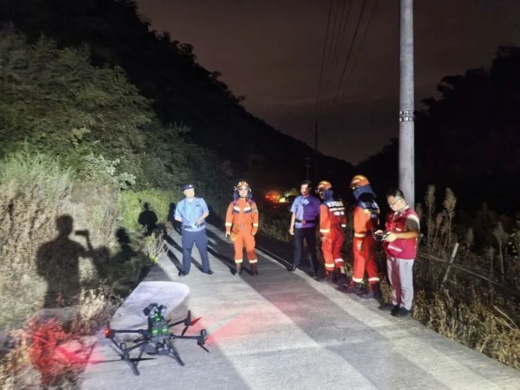 长沙一深山中4名大人4名小孩迷路被困，无人机捕捉到关键信号！