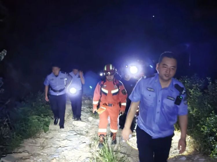 长沙一深山中4名大人4名小孩迷路被困，无人机捕捉到关键信号！