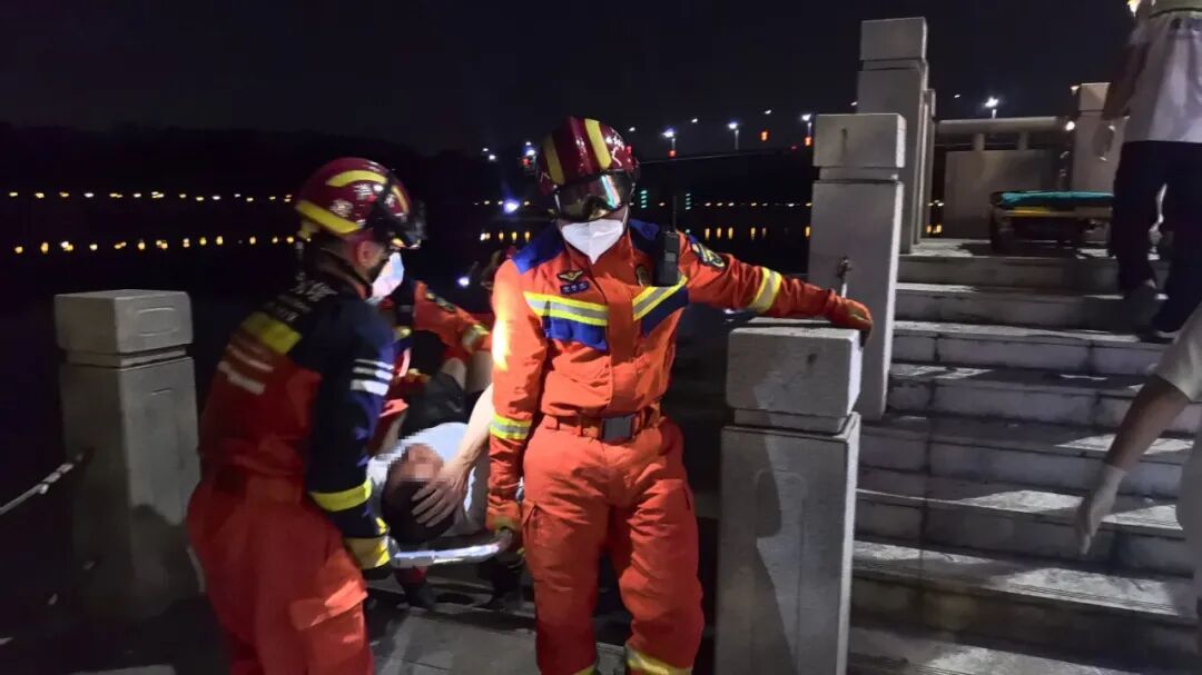 大哥江边遛弯被夜色“蒙”眼,消防员到场时他正躺在河床边动弹不得...... 大哥江边遛弯被夜色“蒙”眼,消防员到场时他正躺在河床边动弹不得......