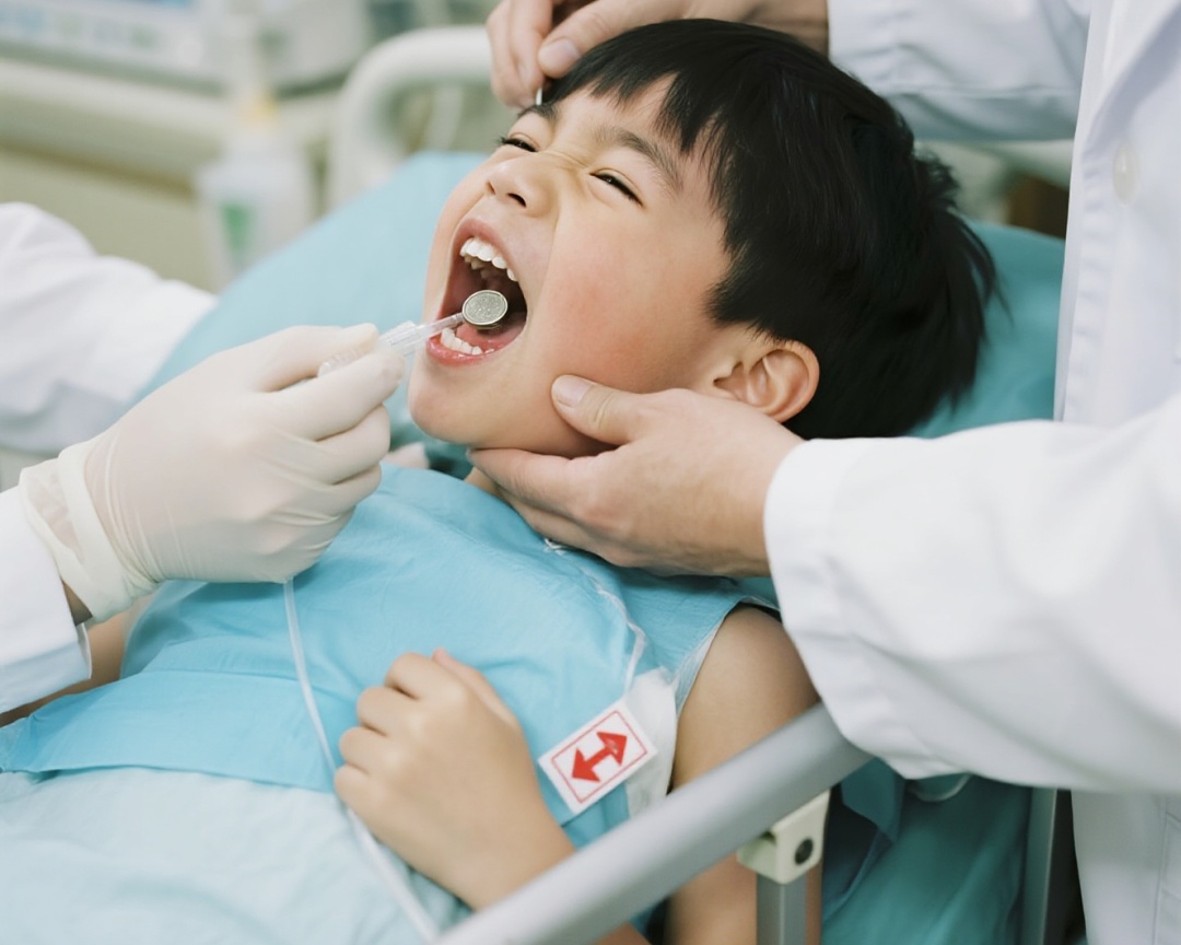 1岁半男孩误服纽扣电池,食道被腐蚀、穿孔 1岁半男孩误服纽扣电池,食道被腐蚀、穿孔