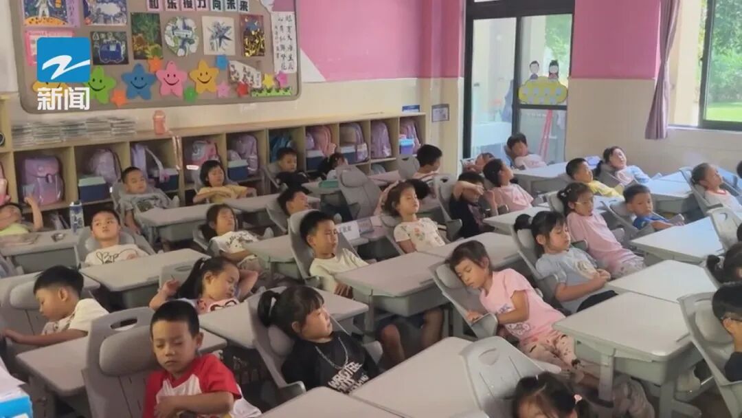 教室秒变午休室！杭州投入超8万套“躺睡”课桌椅