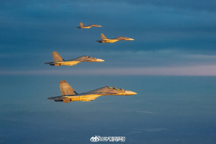 战机和晚霞同框适配度拉满