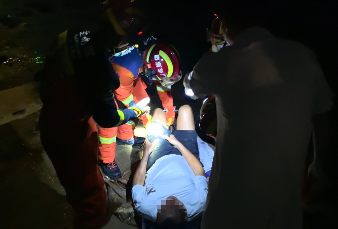 大哥江边遛弯被夜色“蒙”眼,消防员到场时他正躺在河床边动弹不得...... 大哥江边遛弯被夜色“蒙”眼,消防员到场时他正躺在河床边动弹不得......