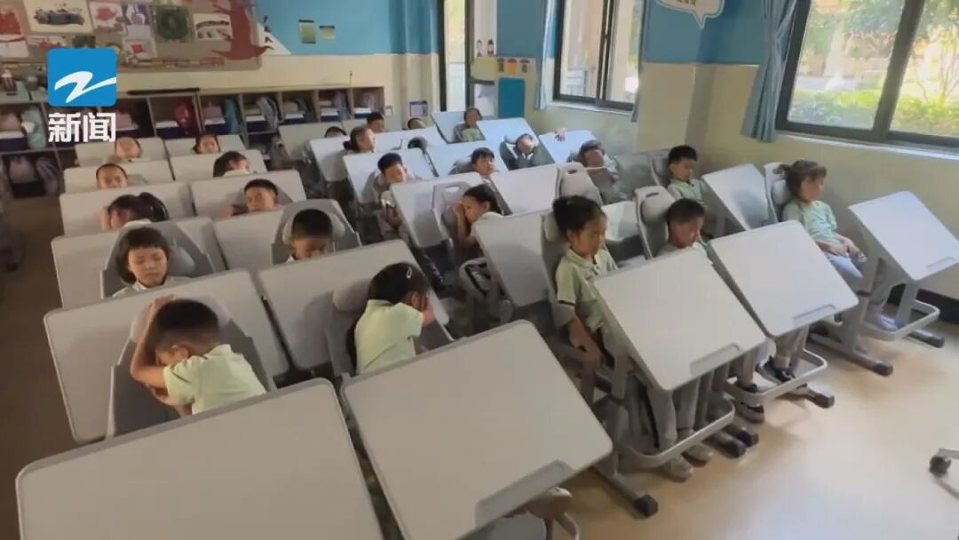 教室秒变午休室！杭州投入超8万套“躺睡”课桌椅