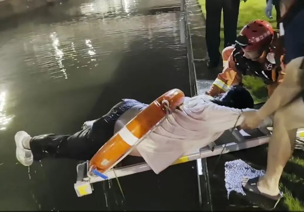 大哥江边遛弯被夜色“蒙”眼,消防员到场时他正躺在河床边动弹不得...... 大哥江边遛弯被夜色“蒙”眼,消防员到场时他正躺在河床边动弹不得......