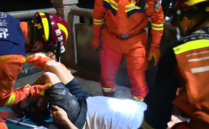 大哥江边遛弯被夜色“蒙”眼,消防员到场时他正躺在河床边动弹不得...... 大哥江边遛弯被夜色“蒙”眼,消防员到场时他正躺在河床边动弹不得......