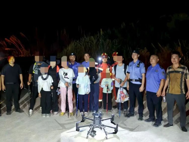 长沙一深山中4名大人4名小孩迷路被困，无人机捕捉到关键信号！