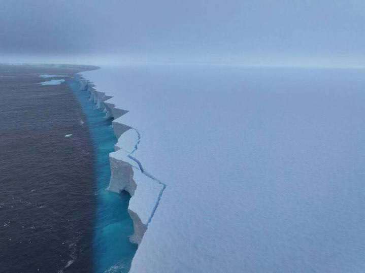 全球最大冰山三个月内面积减少超过三分之一