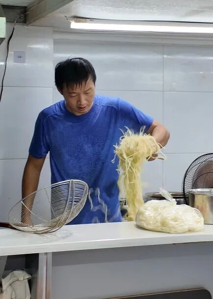 38岁面馆老板凌晨4点做热干面，晚上踢汉超：生活要继续但爱好不能丢
