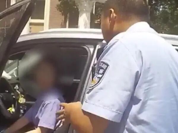 20万现金刚装袋！警车冲到了门口……