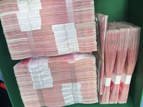 20万现金刚装袋！警车冲到了门口……