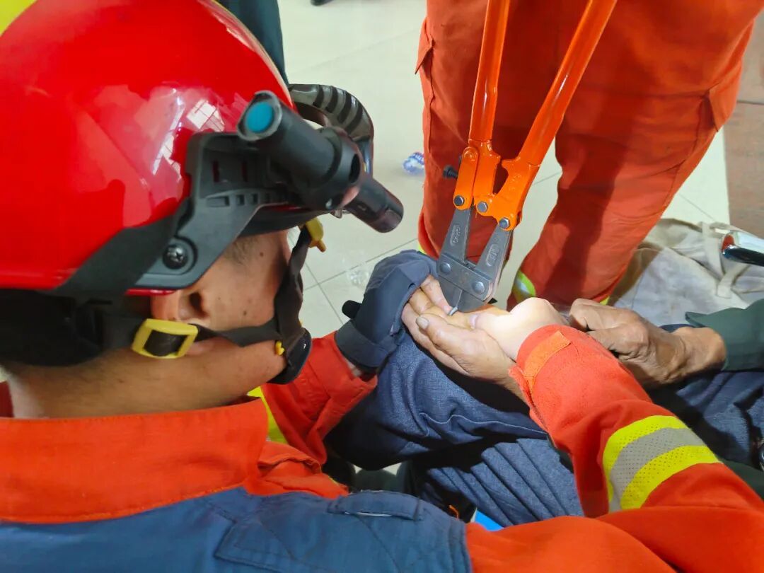 急诊求救！戒指勒进肉中，老人遭罪“惊动”119……