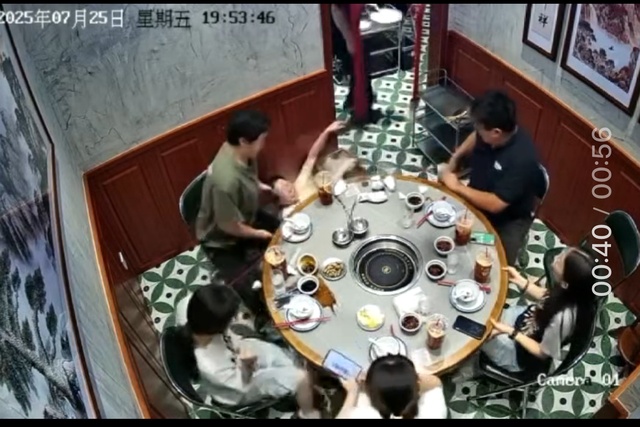 顾客打翻餐桌杯子弄湿地面，女服务员端砂锅上菜滑倒被烫伤，律师分析法律责任