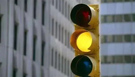 在黄色信号灯闪烁的十字路口发生交通事故，事故责任如何认定？