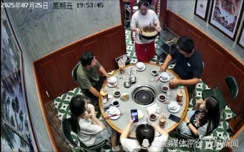 顾客打翻餐桌杯子弄湿地面，女服务员端砂锅上菜滑倒被烫伤，律师分析法律责任