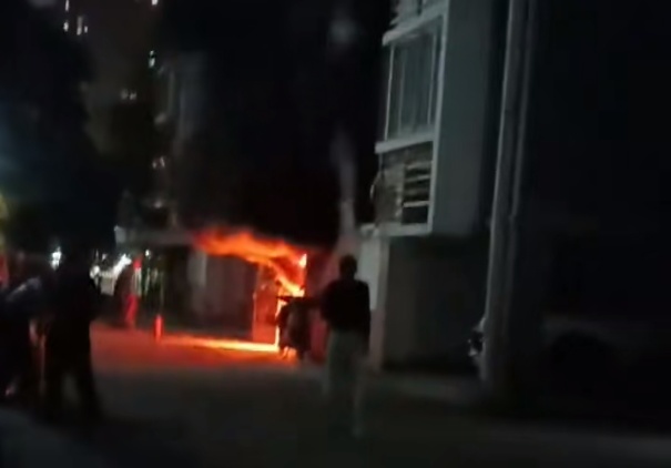 一小区凌晨发生火灾！电动自行车这些地方真的不能停