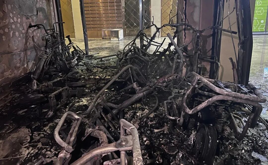 一小区凌晨发生火灾！电动自行车这些地方真的不能停