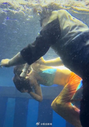 事发上海地铁早高峰!一群人冲上来!有人突然瘫坐,这件事一定要重视 事发上海地铁早高峰!一群人冲上来!有人突然瘫坐,这件事一定要重视