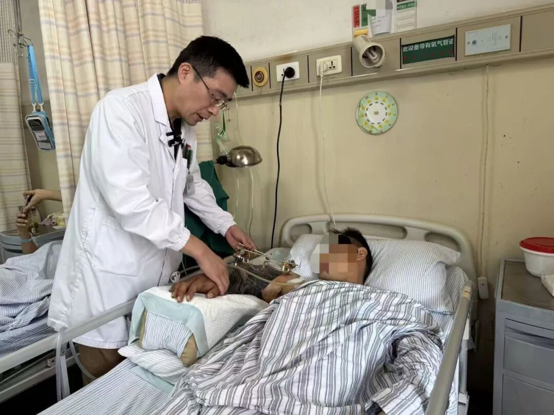 乘车时胳膊伸出窗外遇车祸，他的右臂断成三截