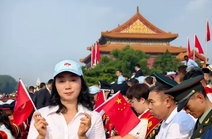 “祥榕，替你在现场观礼九三阅兵，妈妈感到无比自豪！”