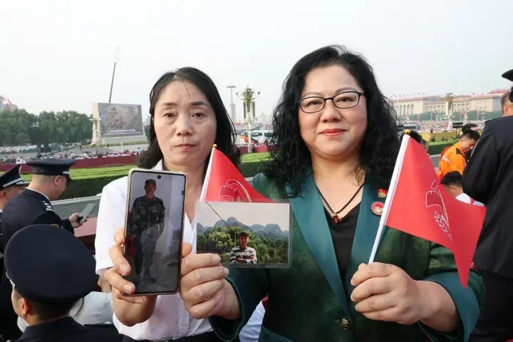 “祥榕，替你在现场观礼九三阅兵，妈妈感到无比自豪！”