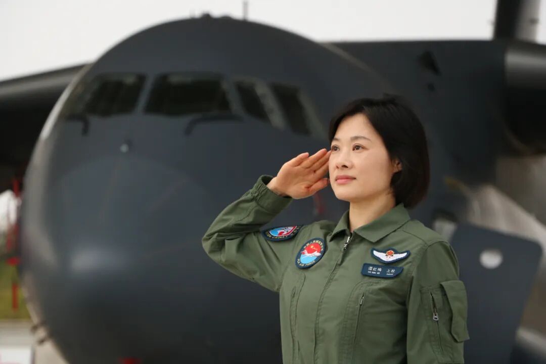 最帅女机长，背后有个全国最美家庭……