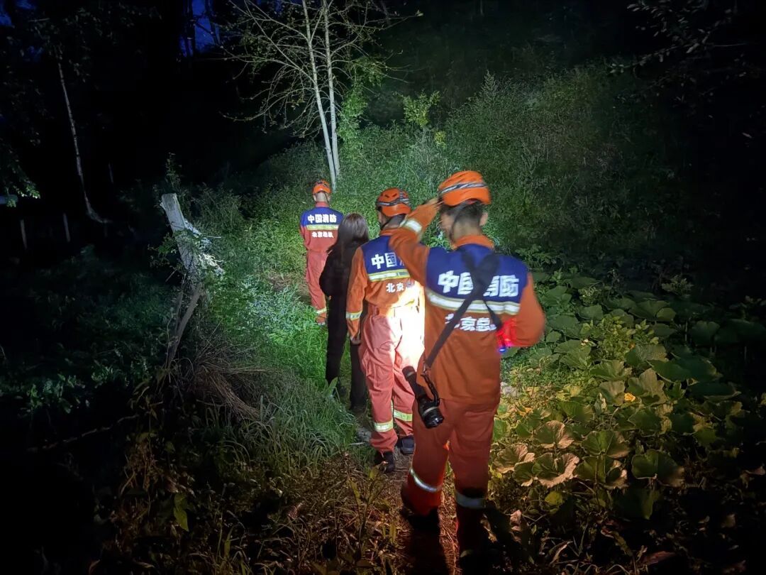 一天两起山岳救援警情，北京门头沟消防连夜救援