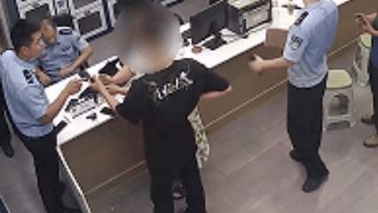 聊城一女子举着手机冲进派出所…