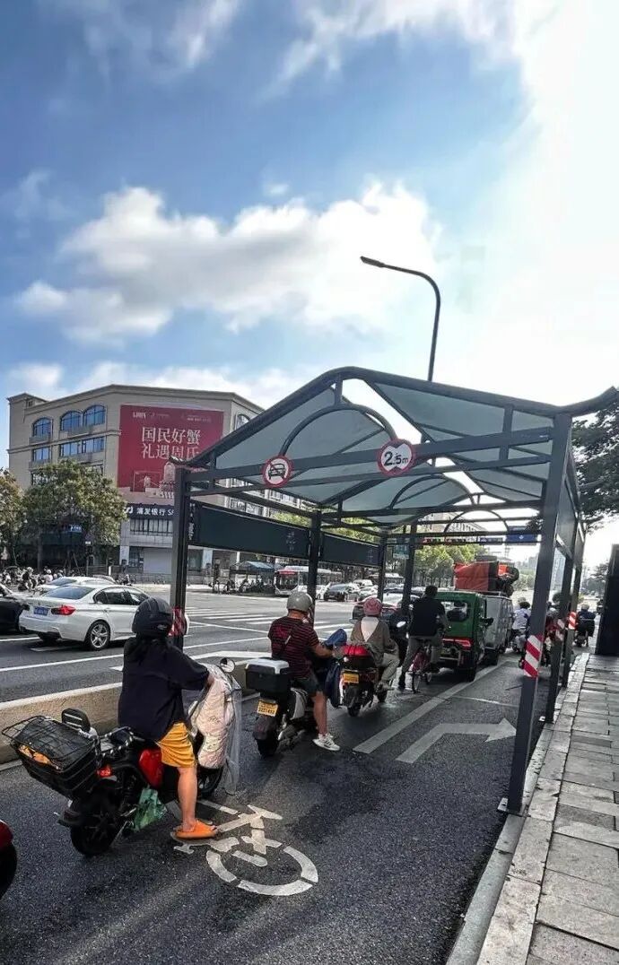 太让人“上头”了!杭州路口一个动作刷屏! 太让人“上头”了!杭州路口一个动作刷屏!