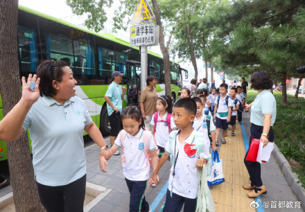 再添16条新线！北京通学公交首次开进校园