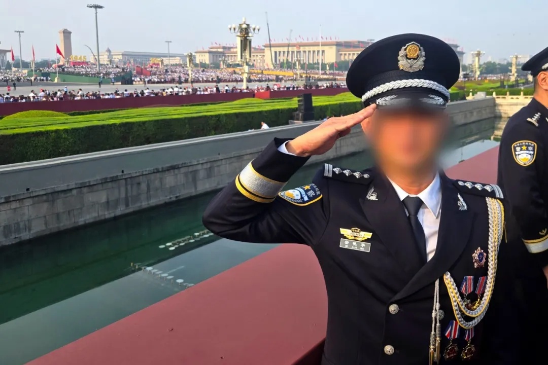 他在天安门前留下一张不能露脸的照片