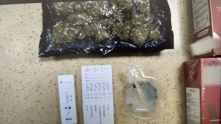深圳邮局海关查获大麻 毛重2103.1克