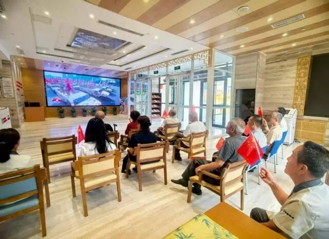 观盛世阅兵 燃爱国之情 做暖心养老人