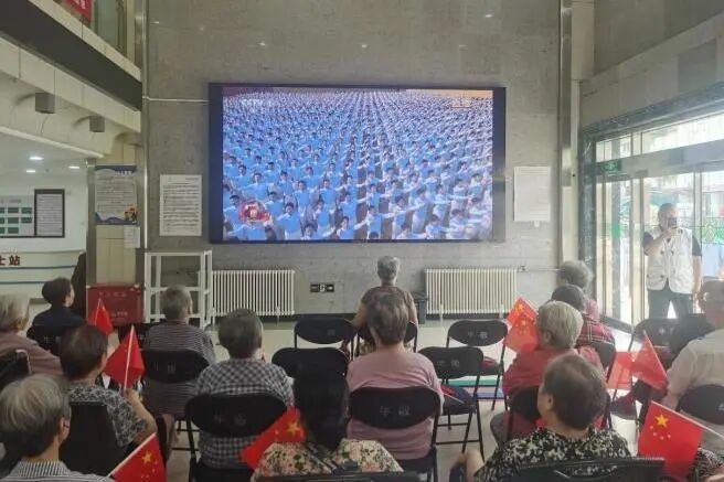 观盛世阅兵 燃爱国之情 做暖心养老人