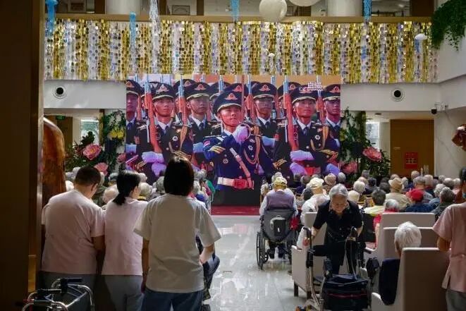 观盛世阅兵 燃爱国之情 做暖心养老人