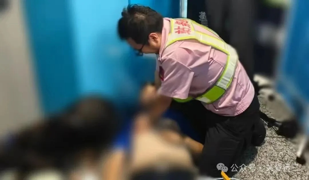 上海地铁突发紧急情况：中年男子昏迷！没有心跳了！黄金三分钟，救回一条命
